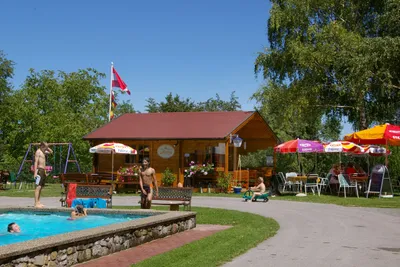 Terrassen Camping Traisen  -  Restaurant  mit Terrasse, Pool und Spielplatz auf dem Campingplatz