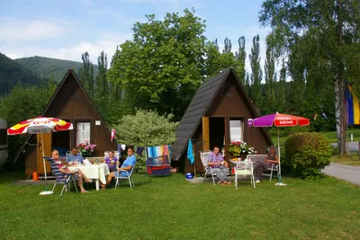 Terrassen Camping Traisen  -  Camper sitzen vor Mobilheimen auf dem Campingplatz