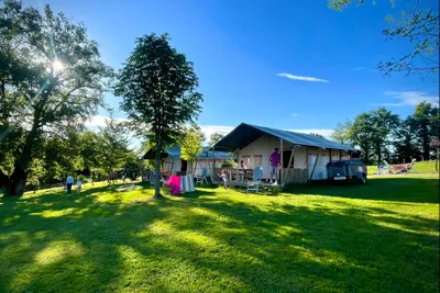 Camping Terre Ferme - Außenansicht Glamping-Zelt auf dem Campingplatz