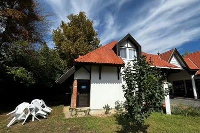 Balatontourist Camping Termál - Blick auf das Gebäude mit Ferienwohnungen