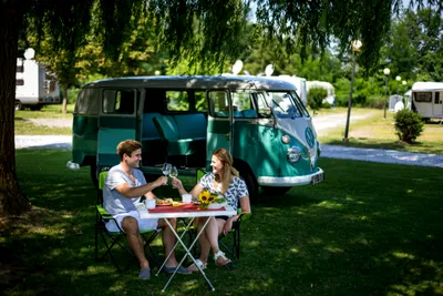 Thermenland Camping Bad Waltersdorf - Campinggäste vor ihrem Van