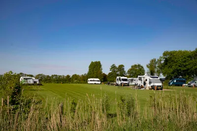 Camping Tjaerdastate - Blick auf die Standplatzwiese auf dem Campingplatz