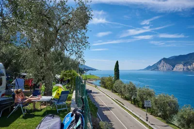 Camping Tonini  -  Stellplatz vom Campingplatz mit Blick auf den Gardasee