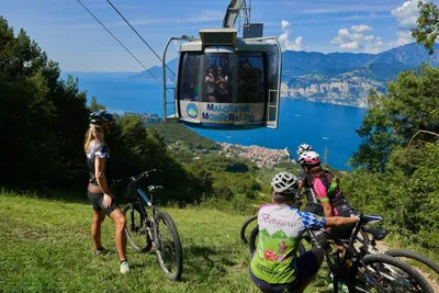 Camping Tonini  -  Camper mit Mountainbikes und Blick auf den Gardasee in der Nähe vom Campingplatz