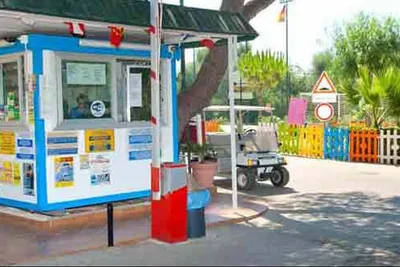 Camping Torre Castiglione - Einfahrt des Campingplatzes
