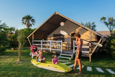 Camping Village Torre Rinalda  -  Mobilheim mit Terrasse auf dem Campingplatz