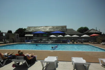 Camping Tregarton Park - Campingplatzanlage mit Pool und Liegestühlen in der Sonne