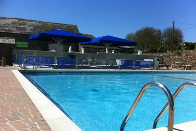 Camping Tregarton Park - Restaurant Terrasse mit Blick auf dem Pool