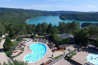 Camping Trélachaume - Luftaufnahme vom Campingplatz mit Wohnwagen- und Zeltstellplatz, Poolbereich und dem Fluss Ain