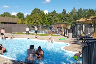 Camping Trélachaume - Poolbereich vom Campingplatz mit Liegestühlen und Sonnenschirmen