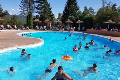 Camping Trélachaume - Poolbereich vom Campingplatz mit Blick auf Berge