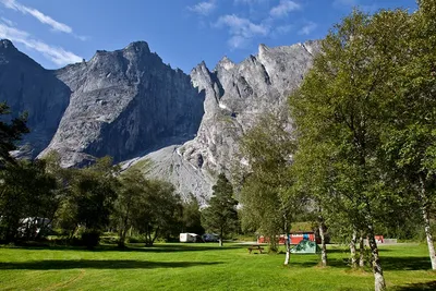 Trollveggen Camping - Stellplätze am Fuße des Berges