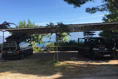 Tsoli's Camping  - überdachter Stellplatz vom Campingplatz mit Meerblick