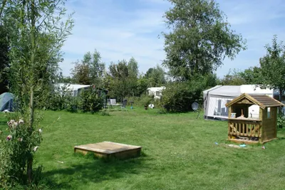 Camping Tuinenburg  -  Stellplatz vom Campingplatz auf grüner Wiese