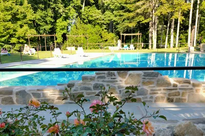 Umbria Camp - das von Bäumen und Rosen umgebene Schwimmbad