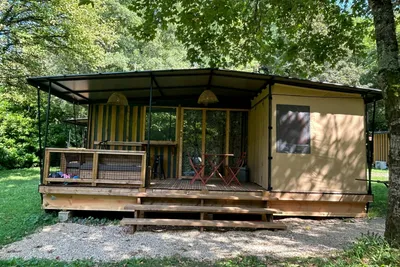 Camping Seasonova Rives D’Olt et Aubrac  - Mobilheim mit Terrasse auf dem Campingplatz