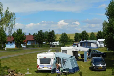 Camping Václav  -  Camper auf dem Stellplatz vom Campingplatz auf grüner Wiese
