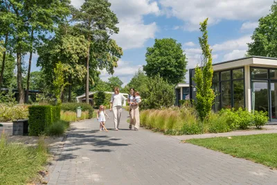 Ardoer Vakantiepark Ackersate - Familie spaziert auf dem Campingplatz