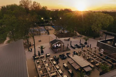 Vakantiepark Kijkduin  - Luftaufnahme des Campingplatzes mit Terrasse und Eventbühne