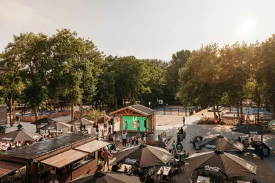 Vakantiepark Kijkduin  - Restaurant mit Terrasse und Veranstaltungsbühne auf dem Campingplatz
