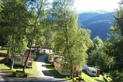 Camping Val di Sole -  Wohnwagen- und Zeltstellplatz mit Blick auf Berge in Südtirol