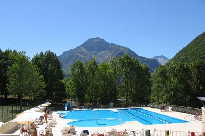 Camping Valle Gesso  -  Pool vom Campingplatz mit Liegestühlen, Sonnenschirmen und Blick auf die Alpen