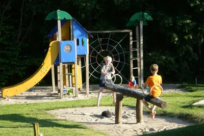 Vejle City Camping  - Kinder auf dem Spielplatz vom Campingplatz mit Wippe und Rutsche