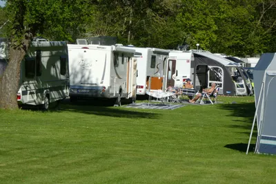 Vejle City Camping  -  Wohnwagenstellplatz und Wohnmobilstellplatz vom Campingplatz auf grüner Wiese
