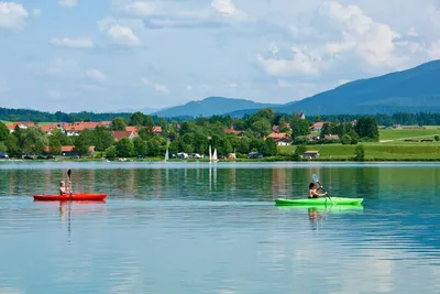 Via Claudia Camping  -  Camper in Kayaks auf dem See am Campingplatz