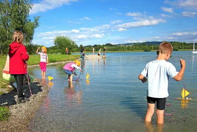 Via Claudia Camping  - spielende Kinder am See vom Campingplatz