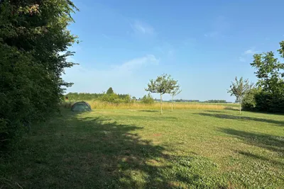 Camping VierVaart - Blick auf die Standplätze auf der Wiese