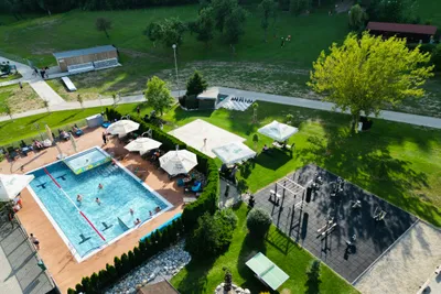 Camping Villa Betula  Camping Villa Betula Resort - Freibad und Outdoor-Sportplatz auf dem Campingplatz