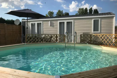 Villa Cottage - Résidences de Bréhémont  - Mobilheim mit Terrasse und privatem Whirlpool auf dem Campingplatz