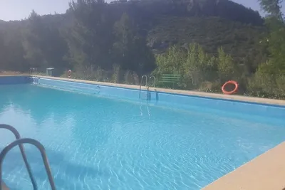 Camping Villa de Viver  -  Pool vom Campingplatz im Grünen