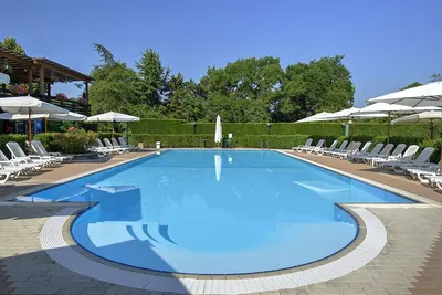 Camping Village Flaminio  -  Pool mit Sonnenschirmen und Liegestühlen auf dem Campingplatz