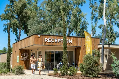 Village Vacances Sandaya Cap Sud - Rezeptionsgebäude auf dem Campingplatz