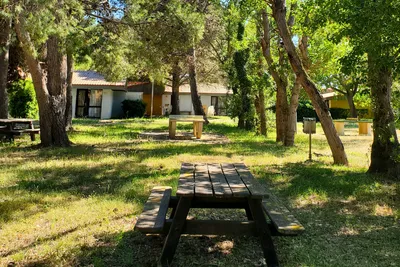 Village vacances ULVF – Canopéa - Picknicktisch auf dem Campingplatz