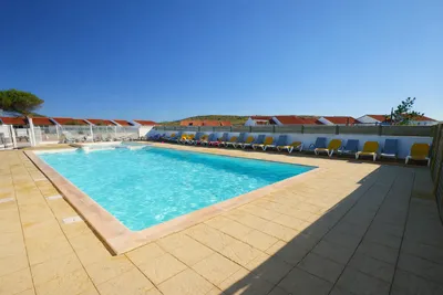 Village vacances ULVF – La Grande Dune  - Pool im Freien mit Liegestühlen