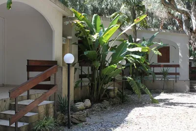Villaggio Camping Calypso  -  Mobilheime vom Campingplatz zwischen Bäumen