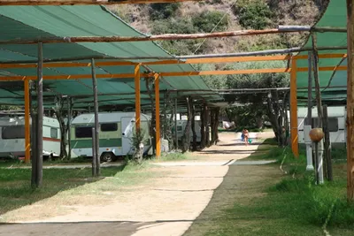 Villaggio Camping La Scogliera  - überdachter Stellplatz auf dem Campingplatz