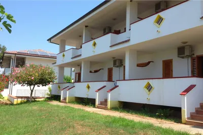 Villaggio Camping La Scogliera  - Außenansicht von den Appartements  auf dem Campingplatz