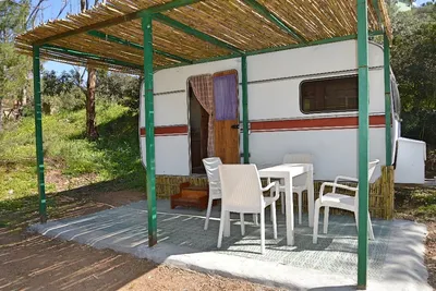 Villaggio Camping Tesonis  -  Wohnmobil mit überdachter Veranda vom Campingplatz
