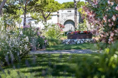 Villaggio San Paolo - Blühende Beete auf dem Campingplatz