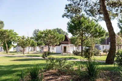 Villaggio San Paolo - Blick auf die Mobilheime im Grünen