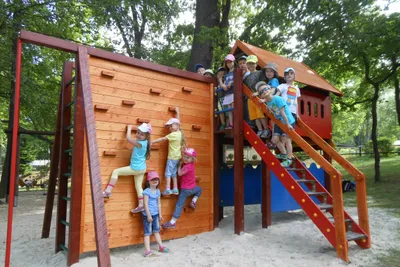 Campingplatz Waldbad Oberau - Kinderspielplatz mit Kletterwand und Schaukel auf dem Campingplatz