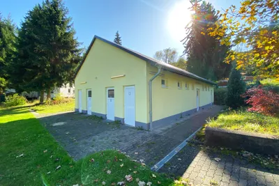 Waldcamp Meerbornsheide -Sanitaergebaeude.JPG