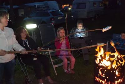 Waldcamping Prüm - Lagerfeuer - Stockbrot rösten über dem Lagerfeuer