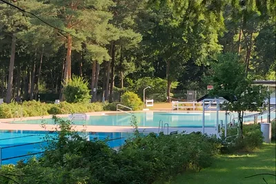 Waldcampingplatz Ummelbad - Freibad neben dem Campingplatz