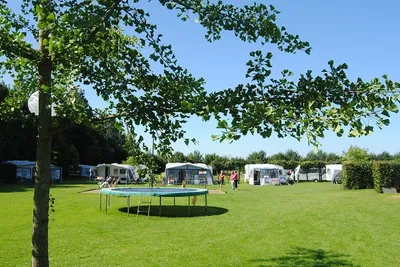 Camping warnstee - sprungmatte und stellplaetze auf der Wiese