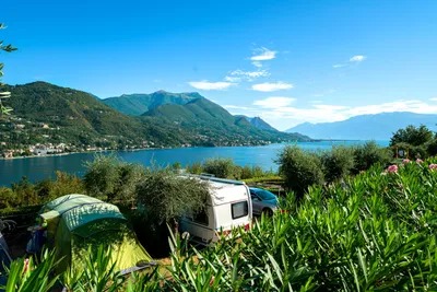 Camping Villaggio Weekend  -  Wohnwagen- und Zeltstellplatz vom Campingplatz mit Blick auf den Gardasee